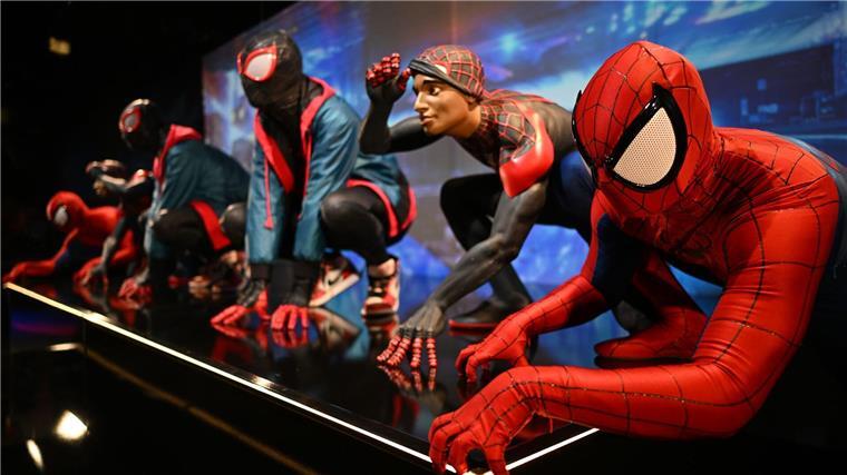 Was Superhelden so beliebt macht Diese Spider-Man-Kostüme trugen die Schauspieler in Filmen über den Superhelden.
