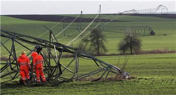 Diese Stromleitungen in Bad Tennstedt (Thüringen) konnten dem Sturm nicht standh...