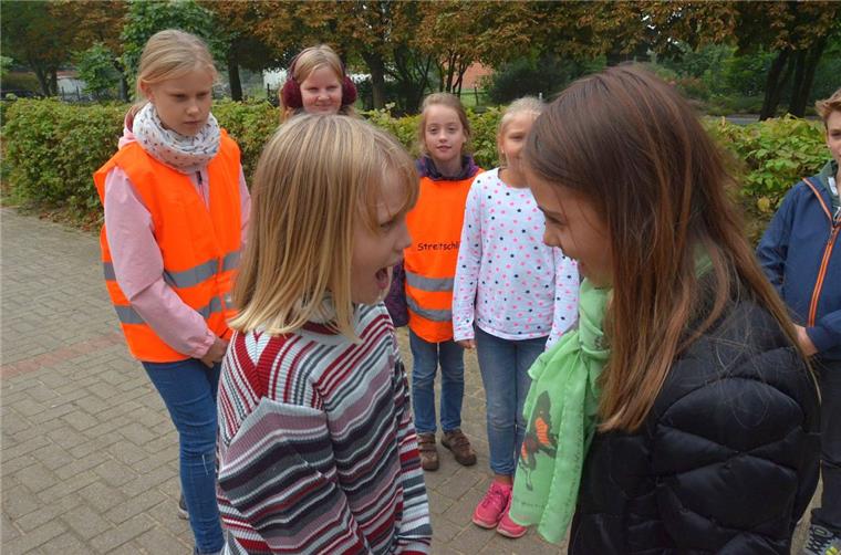 Reden statt kloppen: Streitschlichter sind auf Tarmstedter Schulhof im Einsatz Diese Szene ist nur gestellt. Aber wenn sich auf dem Pausenhof der Tarmstedter Grundschule Kinder zanken, dann kommen die Streitschlichter zum Einsatz. Neun Mädchen und ein Junge haben sich von Sozialarbeiterin Angela Heberling freiwillig ausbilden lassen.