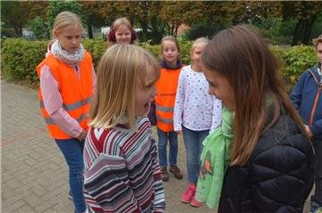 Diese Szene ist nur gestellt. Aber wenn sich auf dem Pausenhof der Tarmstedter Grundschule Kinder zanken, dann kommen die Streitschlichter zum Einsatz. Neun Mädchen und ein Junge haben sich von Sozialarbeiterin Angela Heberling freiwillig ausbilden lassen. 
