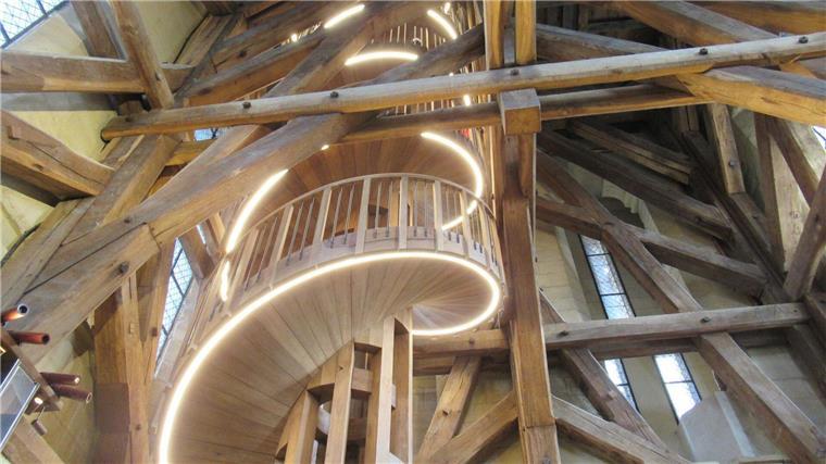 Paris endlich wieder von oben sehen Diese Treppe wurde nach dem Brand in der Kirche Notre-Dame neu gebaut.