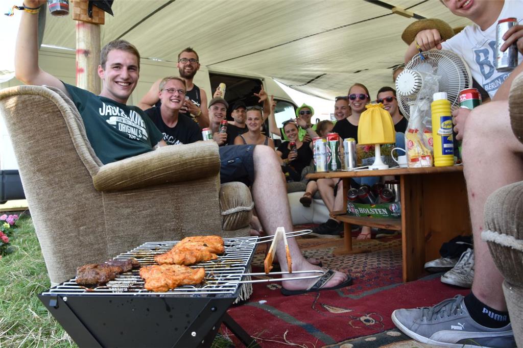 Diese Truppe hat gleich erst mal den Grill angeschmissen.
