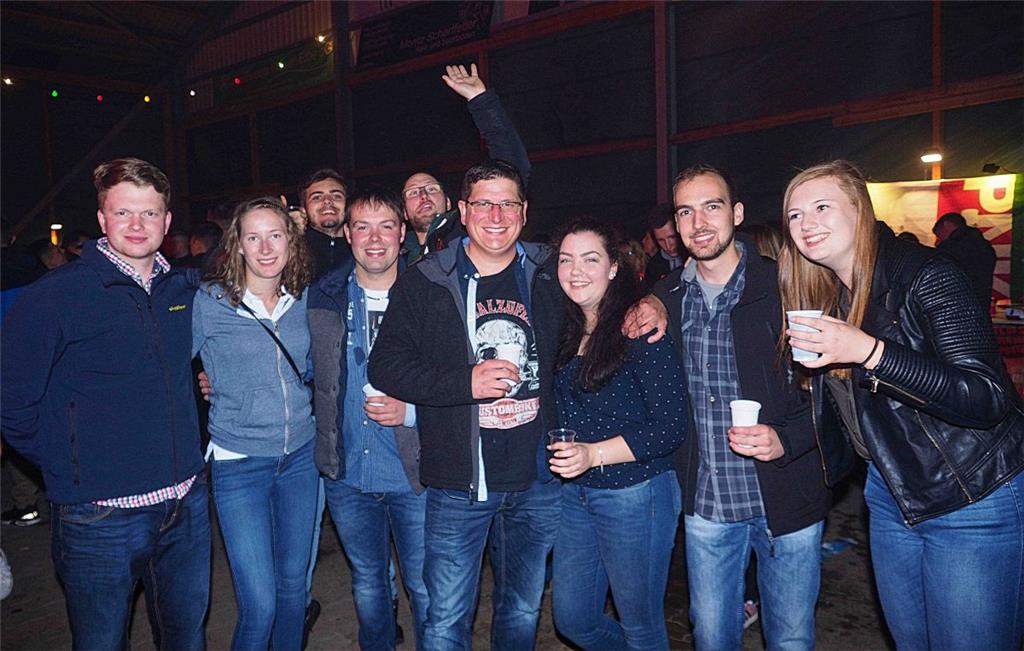 Diese Truppe hatte auch viel Spaß beim Feiern in Bramel.