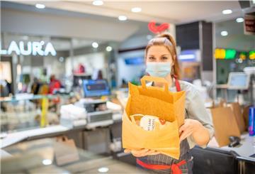 Diese Tüte mit einem Fischbrötchen und einer Box "Fish and Chips" bekamen wir bei Nordsee Bremerhaven bei unserem Test der Lebensmittelrettungs-App To Good To Go. Preis: 2,90 Euro - statt rund neun Euro. Qualität: absolut okay.