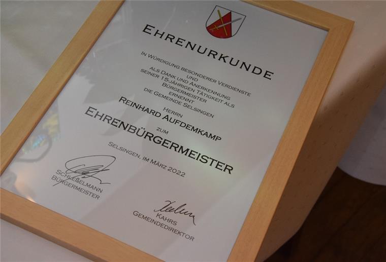Diese Urkunde der Gemeinde Selsingen gab es für den Ehrenbürgermeister Reinhard Aufdemkamp.