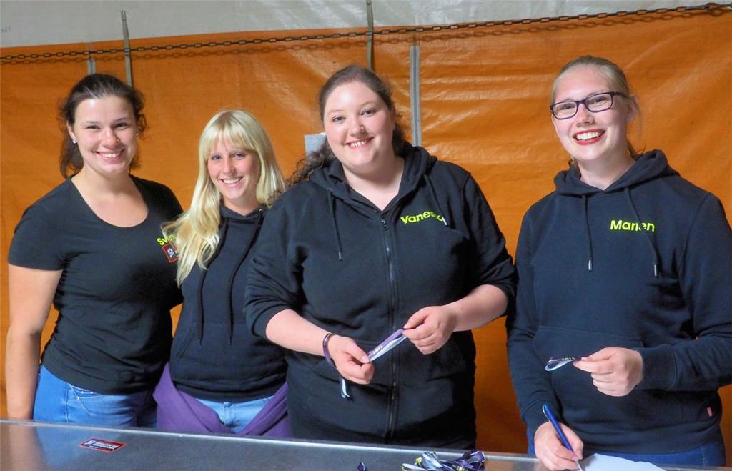 Diese vier jungen Frauen von der Brameler Landjugend sorgten schon beim Betreten...