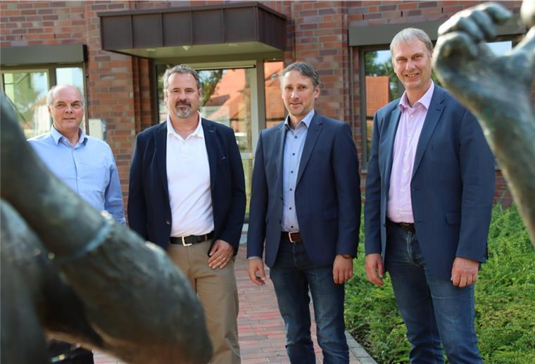Die vier Samtgemeindebürgermeister-Kandidaten Jochen Albinger, Oliver Moje, Markus Schwiering und Bernd Sievert stehen vor dem Tarmstedter Rathaus.