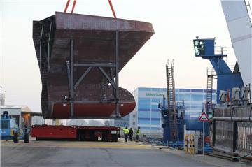 Diese Vorschiff-Sektion kam Anfang Januar mit dem BVT-Schwimmkran im Fischereihafen an. Es soll sich um ein Bauteil für eine der ägyptischen Fregatten handeln.