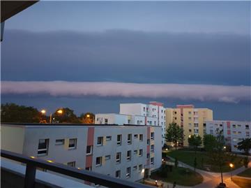 Diese Wolkenwand schiebt sich am Donnerstagmorgen über Bremerhaven und umzu.