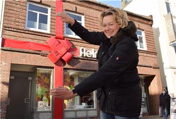 Diese XXL-Schleifen sollen die Nordenhamer Läden in der Vorweihnachtszeit wie riesige Päckchen wirken lassen. Für die Fielmann-Filiale in der Fußgängerzone hat Citymanagerin Ilona Tetzlaff bereits ein entsprechendes Angebot schnüren können.