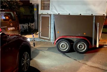 Diesen Anhänger haben zwei Männer in der Nacht zu Montag in Bremerhaven an ihr Auto gekoppelt und gestohlen. Der Eigentümer konnte die Verfolgung aufnehmen, die Polizei stellte die Diebe. 