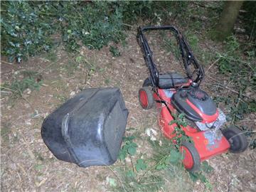 Diesen ausrangierten und illegal entsorgten Rasenmäher mit Fangkorb entdeckte ein Jäger aus Selsingen im Wald.