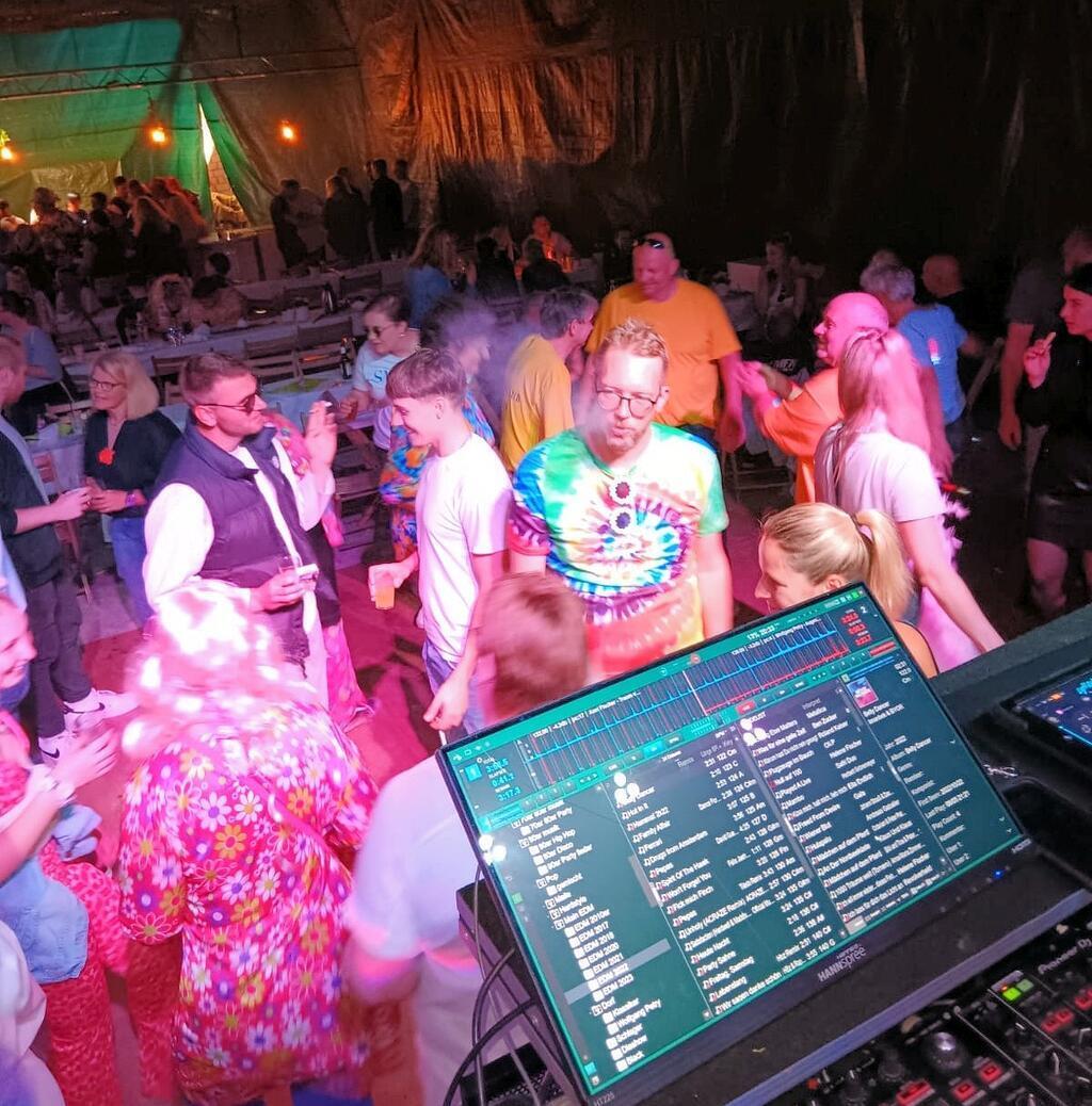 Diesen Blick hatte DJ Roggi vom Team Lito Donnern.beimm Tanz im Festzelt nach de...
