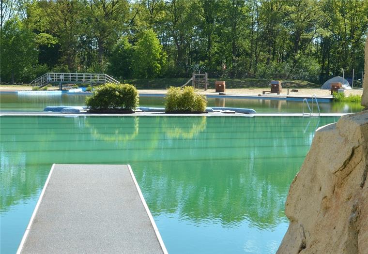 Zeven: Im Naturbad ist nächste Woche Saisonstart Diesen Blick über die Anlage des Zevener Naturbades werden die Badegäste wohl vorerst nicht genießen können: Der Drei-Meter-Sprungturm bleibt voraussichtlich gesperrt. Gleiches gilt unter anderem für den Strömungskanal auf der gegenüberliegenden Seite.