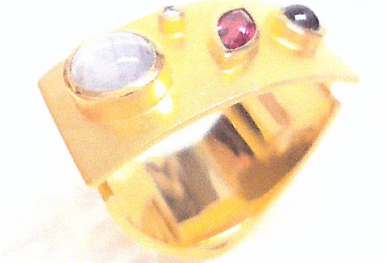 Diesen goldenen Ring mit Edelsteinen besetzt hat ein unbekanntes Pärchen am Mittwoch aus einer Goldschmiedestätte gestohlen.