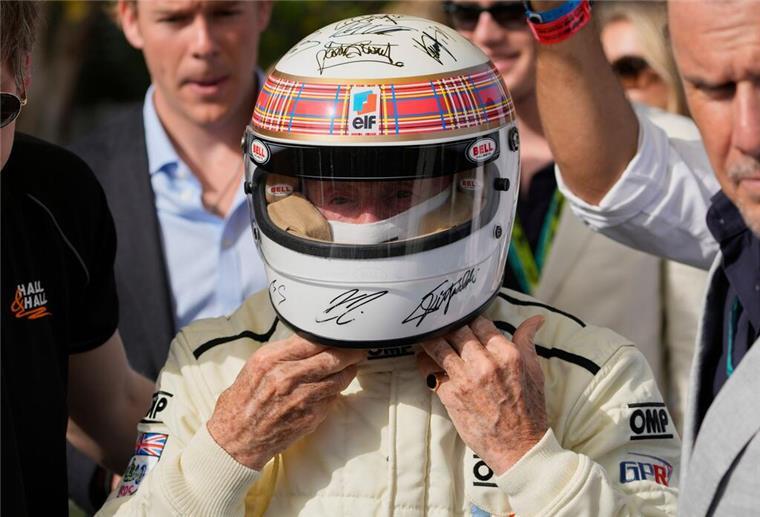 Helm der Weltmeister: Auch Michael Schumacher unterschrieb Diesen Helm auch mit Michael Schumachers Initialen trug Jackie Stewart mit besonderer Freude.