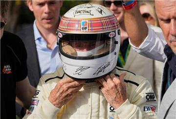Diesen Helm auch mit Michael Schumachers Initialen trug Jackie Stewart mit besonderer Freude. 