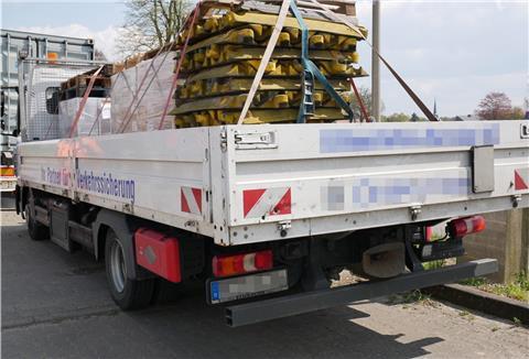 Das Foto zeigt den überladenen Lastwagen. 