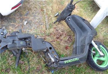 Diesen Motorroller haben Unbekannte in der Neuen Aue in Bremerhaven-Lehe illegal entsorgt. 