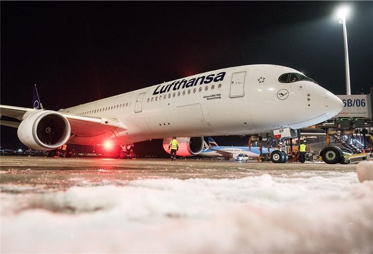Ein Lufthansa-Flugzeug vom Typ Airbus A350-900 steht am Abend auf dem Hamburger Flughafen. Die Maschine ist zum längsten Nonstop-Passagierflug in der Unternehmensgeschichte der Lufthansa gestartet, Ziel ist die 13 700 Kilometer entfernte Militärbasis Mount Pleasant auf den Falklandinseln.