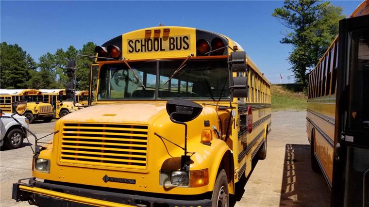 Dieser amerikanische Schulbus sollte eigentlich schon längst in Gyhum bei Zeven stehen: Doch ein Winterchaos an der Ostküste der USA verhindert den Transport nach Deutschland.