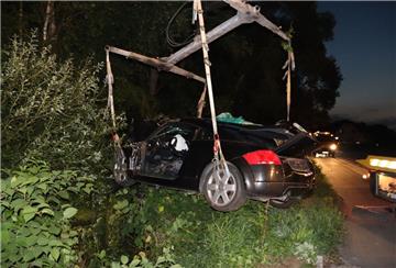 Dieser Audi landete in einer Böschung.