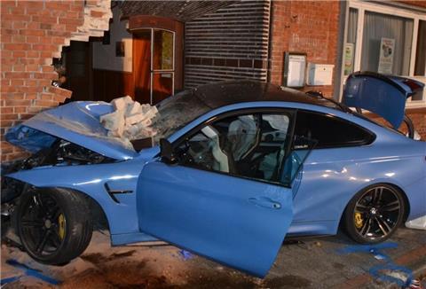 Dieser BMW ist in eine Hauswand gefahren. Der Beifahrer kam bei diesem Unfall ums Leben.