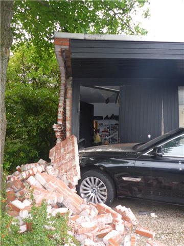 Dieser BMW ist in eine Hauswand gekracht.