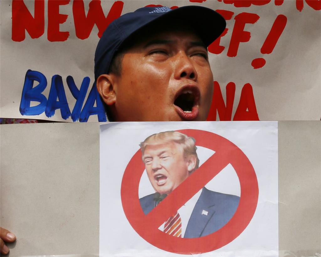 Dieser Demonstrant hält in Manila (Philippinen) ein Plakat hoch, das den künftig...