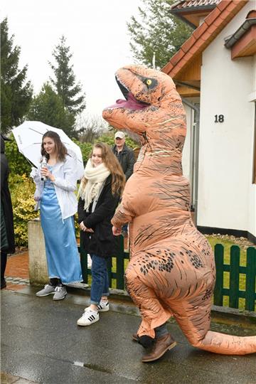 Dieser Dino hatte sich für das Schietwetter das passende Kostüm. Foto Scheer