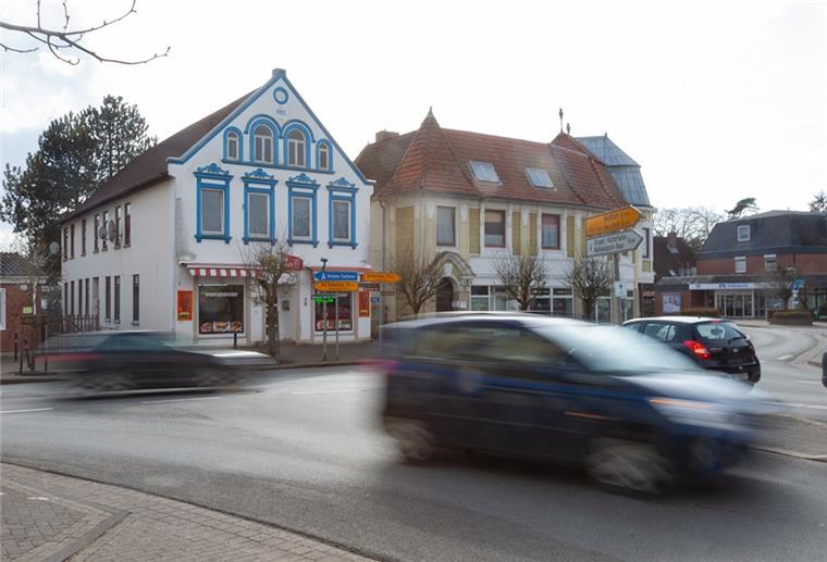 Zu viel Verkehr: Grüner fordert Tempo 30 auf Dorums Hauptstraßen Mehrere Autos fahren durch einen Kurvenbereich in Dorum.
