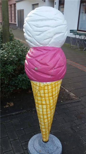 Dieser Eiswaffel-Werbeaufsteller ist vor einer Eisdiele in der Goethestraße geklaut worden.