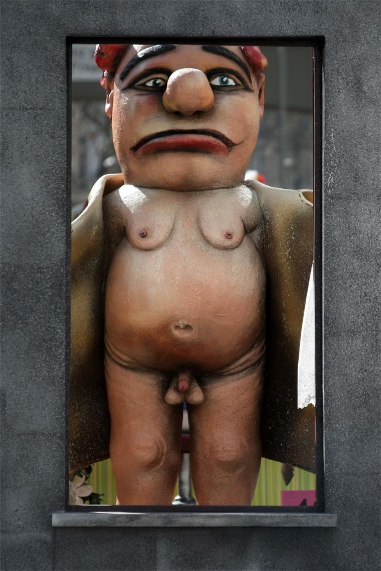 Dieser "Exhibitionist" nimmt am Mainzer Rosenmontagsumzug im Jahr 2011 teil.