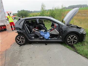 Dieser Fahrschulwagen wurde bei dem Unfall auf der A1 völlig zerstört. Zwei der drei Insassen erlitten schwere Verletzungen. 