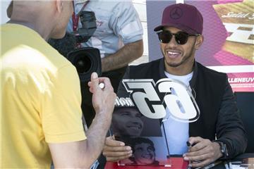 Dieser Fan wusste es schon vorher: Er überreichte Lewis Hamilton (rechts) eine Trophäe für die 65. Pole Position seiner Formel-1-Karriere. 