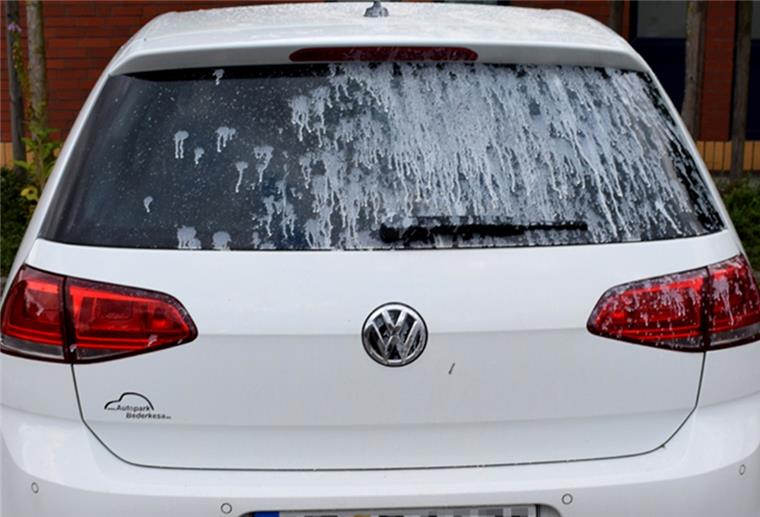 Leherheide: Auto wird mit weißer Farbe beschmiert Dieser Golf wurde in Leherheide beschmiert.
