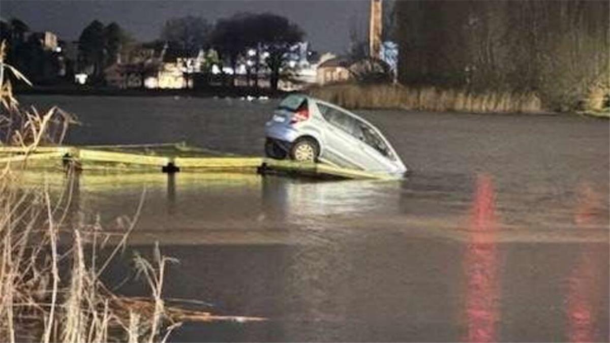 Unbekannte stehlen Auto und wollen es in der Geeste versenken Dieser halb in der Geeste in Bremerhaven versenkte Wagen war in der Nacht zu Freitag in Langen gestohlen worden.