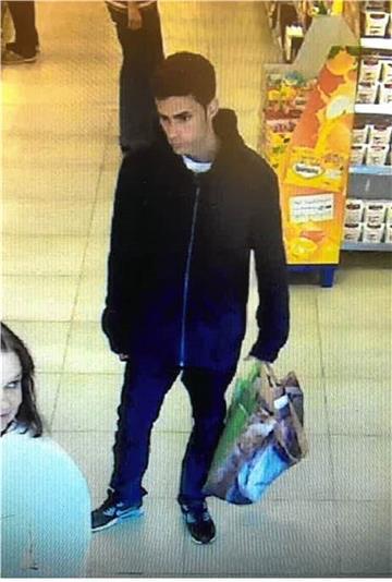 Dieser junge Mann soll am Sonnabend einen Drogeriemarkt überfallen haben. 