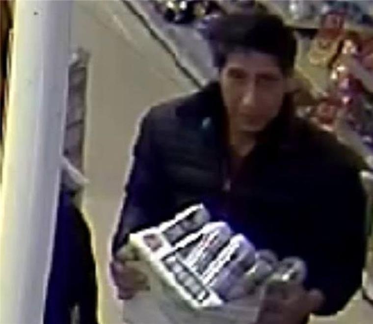 Fahndungsfotos sehen aus wie Promis Dieser Ladendieb weist verblüffende Ähnlichkeit mit David Schwimmer (Ross Geller in "Friends") auf.