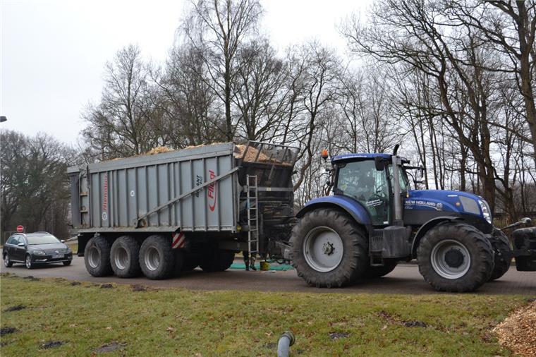 Aufs Navi gehört: Traktor mit Anhänger verirrt sich auf A29 Dieser landwirtschaftliche Gespann landete auf einer Irrfahrt auf der A29.