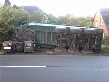 Dieser Lastwagen ist am Freitagmorgen auf der B437 zwischen Varel und Bockhorn umgekippt. 