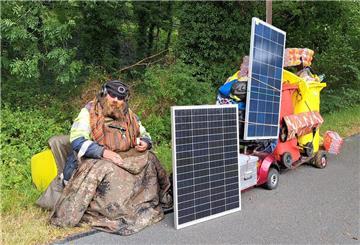 Marcel Suchomel wandert mit seinem elektrischen Rollstuhl und zwei Solarpaneelen durch das Cuxland.