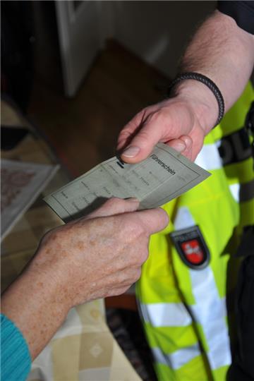 Dieser Moment war auch für die Ordnungshüter besonders: Nach 55 Jahren hat sich Grete Staats aus Zeven entschieden, den Polizisten ihren grauen Führerschein zu geben.