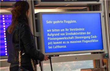 Dieser Monitor informiert weiß auf blau über den Piloten-Streik.
