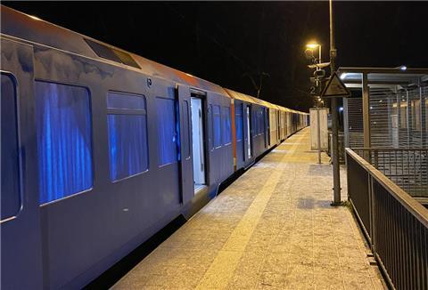 Dieser S-Bahn-Waggon wurde komplett mit blauer Farbe besprüht.