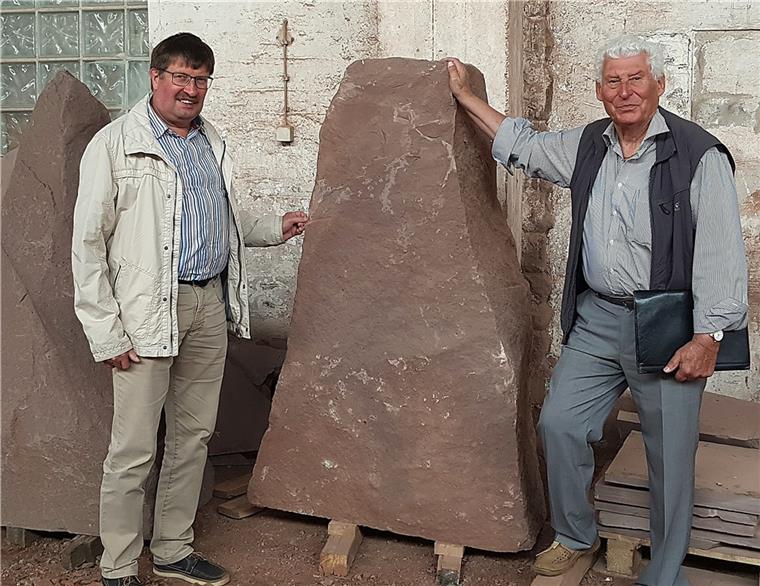 Dieser Stein soll’s sein: Gemeinsam haben Rolf Bultmann, Vorsitzender der Dorfgemeinschaft Blexen (links) und Fritz Jacob, Ideengeber des Projekts, den passenden Stein ausgesucht.