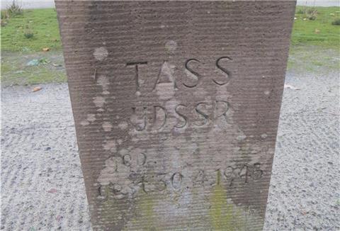 Dieser Stein steht auf dem Rhadereistedter Friedhof. Er erinnert an einen russischen Zwangsarbeiter, dessen Schicksal jetzt aufgedeckt wurde.