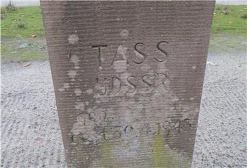 Dieser Stein steht auf dem Rhadereistedter Friedhof. Er erinnert an einen russischen Zwangsarbeiter, dessen Schicksal jetzt aufgedeckt wurde.