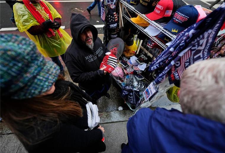 Dieser Straßenverkäufer wird vor der Arena, in der Trump später spricht, einiges an Merchandise-Artikeln los.