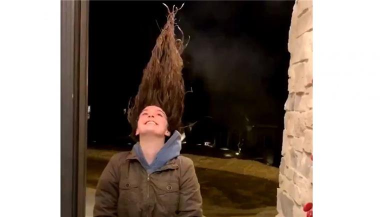Dieser US-Amerikanerin frieren die nassen Haare zu einer Turmfrisur.